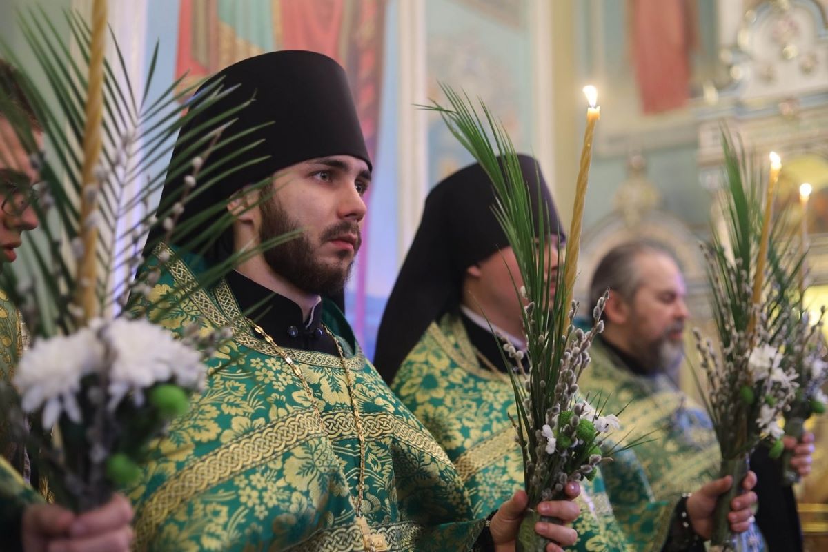 Церковный праздник сегодня 17 апреля. Вербное воскресенье христианский праздник. Православные празднуют Вербное Воскресение. Вербное воскресенье батюшки. Пасхальное бдение.