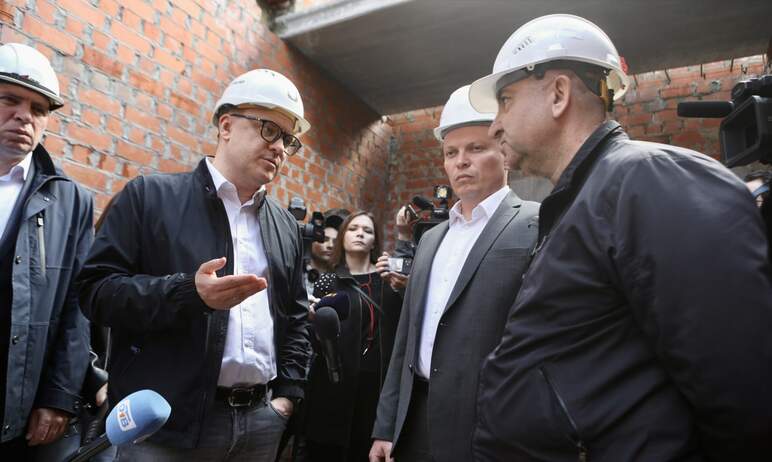 Губернатор Челябинской области Алексей Текслер оценил сегодня, 17 мая, ход строительства двух дет