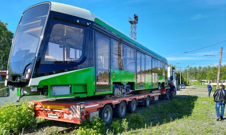 В Челябинск прибыл первый трамвайный вагон из новой партии, которая будет выпущена на Усть-Катавс
