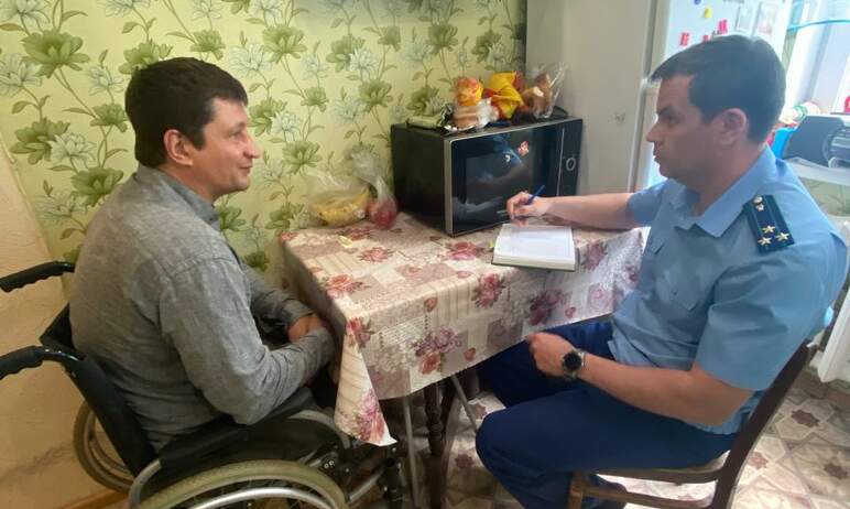 Прокурор Златоуста (Челябинская область) Рустем Акманов встретился с местным жителем с ограниченн