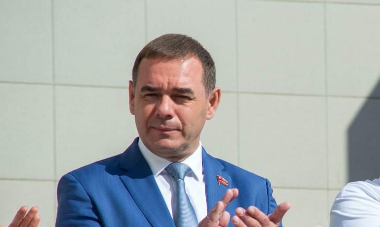Председатель Законодательного Собрания Челябинской области Александр Лазарев поз