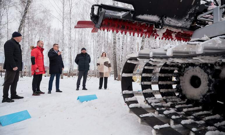 Губернатор Челябинской области Алексей Текслер посетил лыжный комплекс в Полетаево и передал