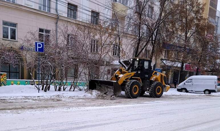 В Челябинске дорожники продолжают борьбу с последствиями снегопада. На улицы города выведена допо