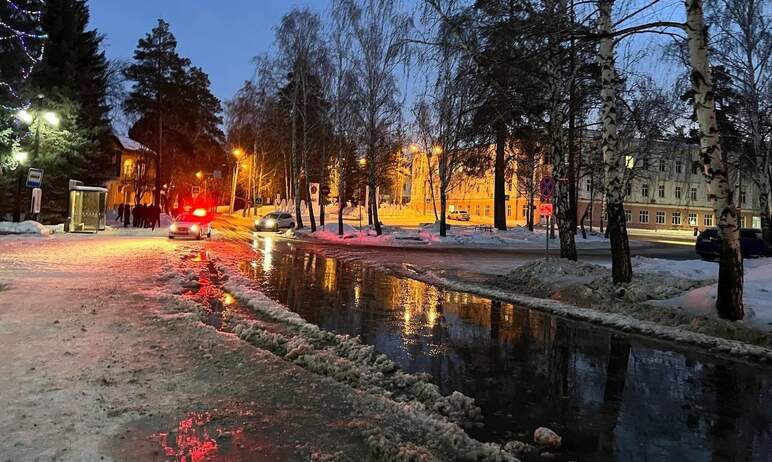 В Озерске (Челябинская область) коммунальщики продолжают устранять последствия утечки на магистра