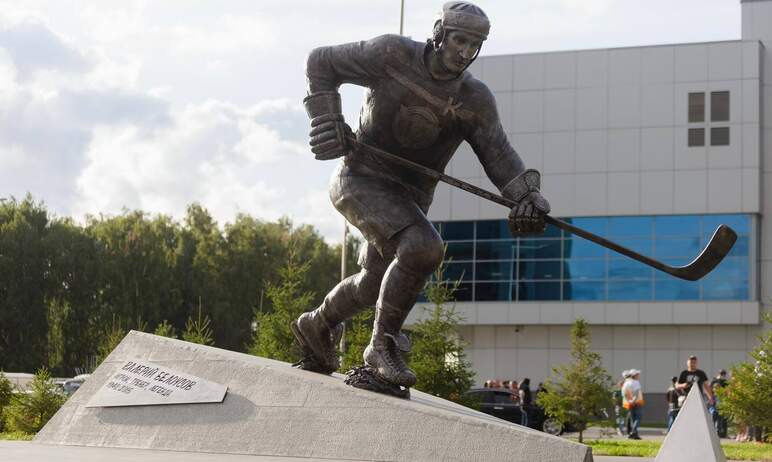 В Челябинске открыли памятник знаменитому хоккеисту, заслуженному тренеру России, мастеру спорта 
