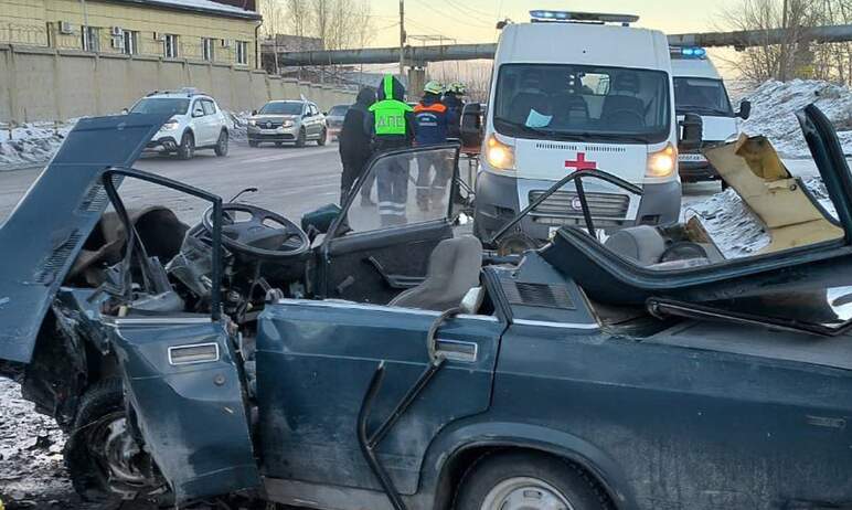 В Миассе (Челябинская область) утром субботы, 11 февраля, на обледеневшей трассе столкнулись ВАЗ-