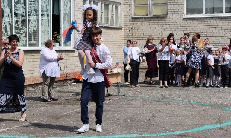 Сегодня, 25 мая, в школах многих городов и районов Челябинской области пройдут торжественные меро