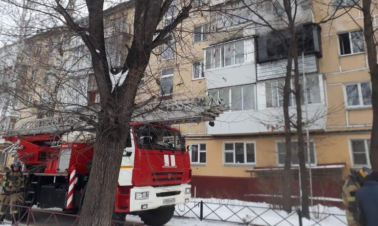 Сотрудник МЧС из Златоуста (Челябинская область) вывел из горящей квартиры женщину с грудничком и