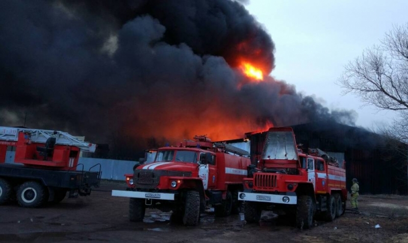 Пожар вспыхнул минувшей ночью на небольшой мебельной фабрике, находящейся в поселке Бажово Копейс
