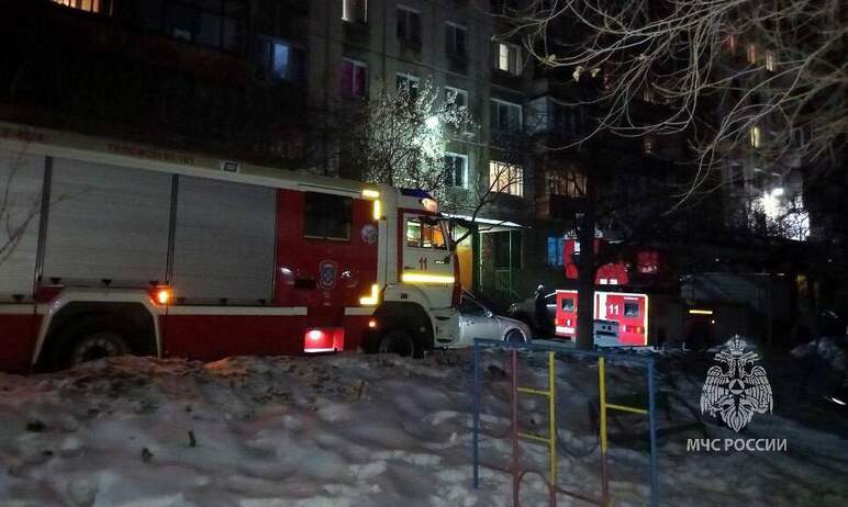 В многоквартирном доме в Челябинске в одной из квартир произошел пожар. Женщина и 12-летняя девоч