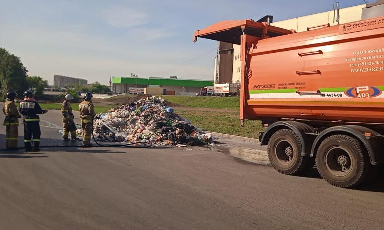 В Магнитогорске (Челябинская область) водителю мусоровоза пришлось выгрузить на проезжую часть от