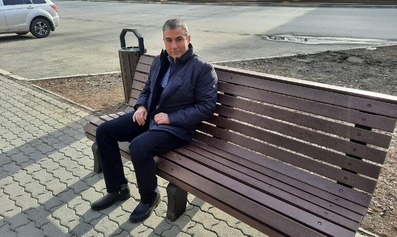 Глава Ленинского района Челябинска Александр Орёл выясняет, о каких скамейках ме