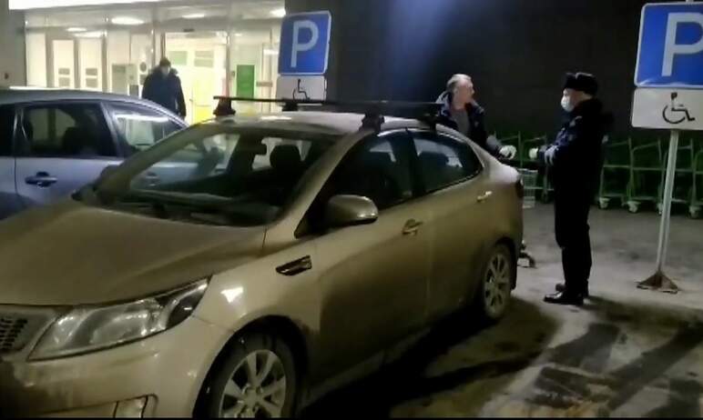 В Челябинске водители продолжают нарушать правила дорожного движения, паркуясь на местах для инва