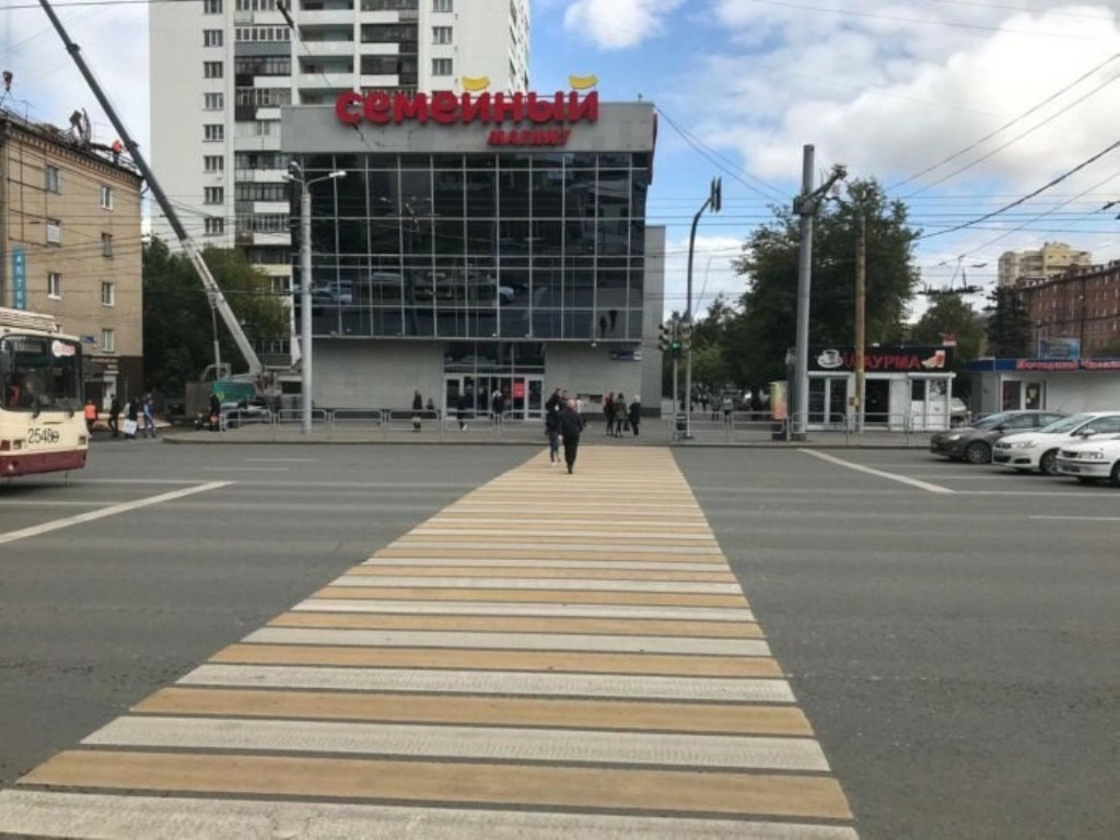 Пешеход челябинск. Перекресток Энгельса и Ленина Челябинск. Пересечение Энгельса и проспект Ленина Челябинск. Улица Энгельса Челябинск. Перекресток Ленина Энгельса.