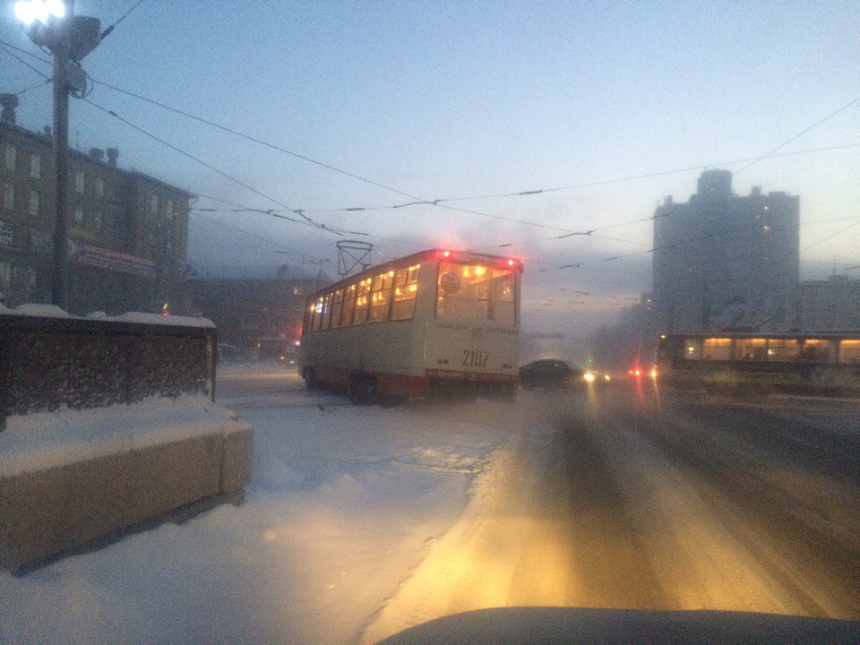 Сход трамвая в утренние часы образовал большую пробку – движение было заблокировано в сторону Мет
