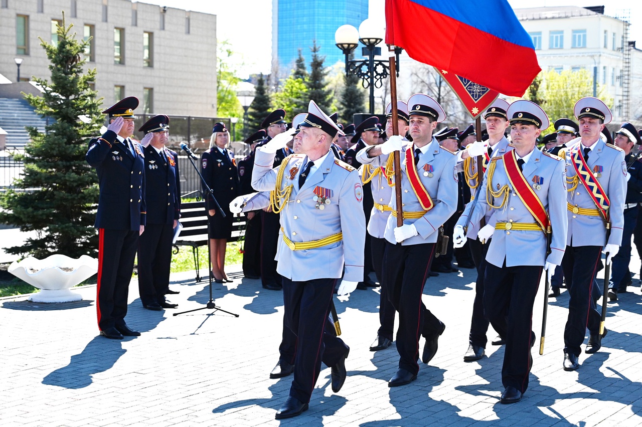 Солдатам правопорядка челябинск. Ансамбль солдатом правопорядка. Торжественный марш полиции 9 мая в Оренбурге. Оркестр МВД. 9 Мая 2022 Челябинск возложение цветов.