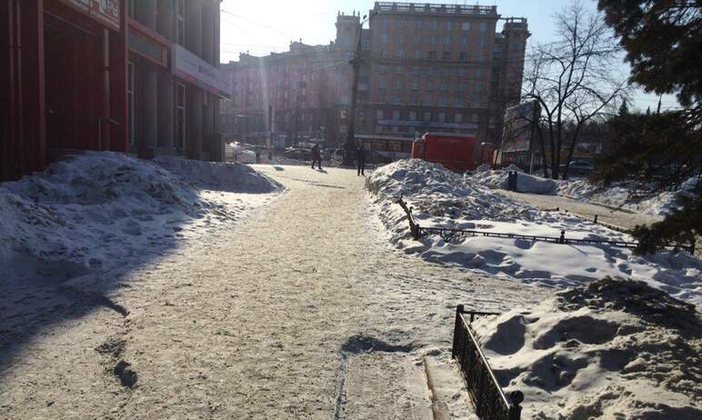 В Челябинске подрядчики по-прежнему не справляются с наледью на тротуарах и вывозом снега на снег