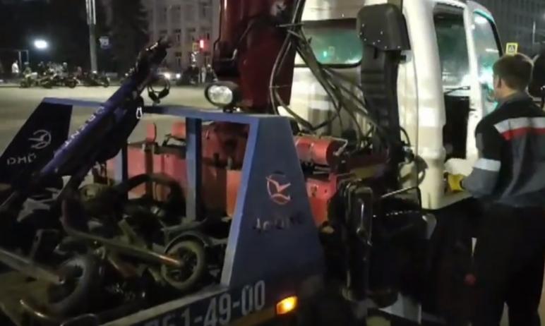 В Челябинске сотрудники ГИБДД увозят электросамокаты, припаркованные с нарушением правил остановк