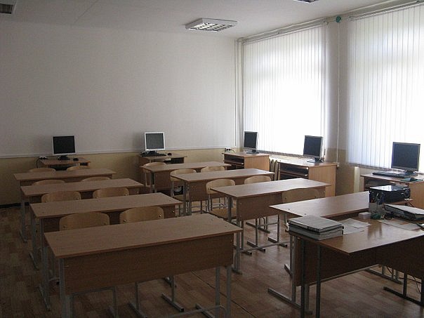 Здание школы № 9 по улице Дальневосточной в Челябинске давно не используется на полную мощность, 