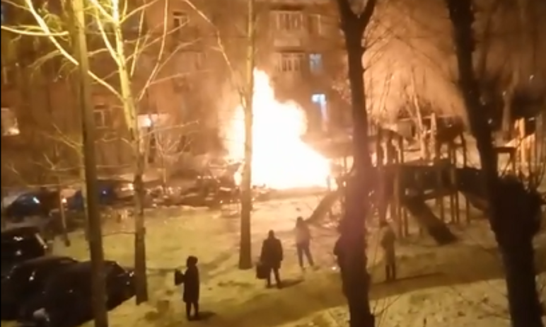 Во дворе Металлургического района Челябинска - по адресу: улица Байкальская, 27А - вспыхнуло плам