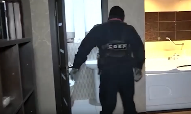 ГУ МВД России по Челябинской области опубликовало видео, где показано, как силовики нагрянули в б