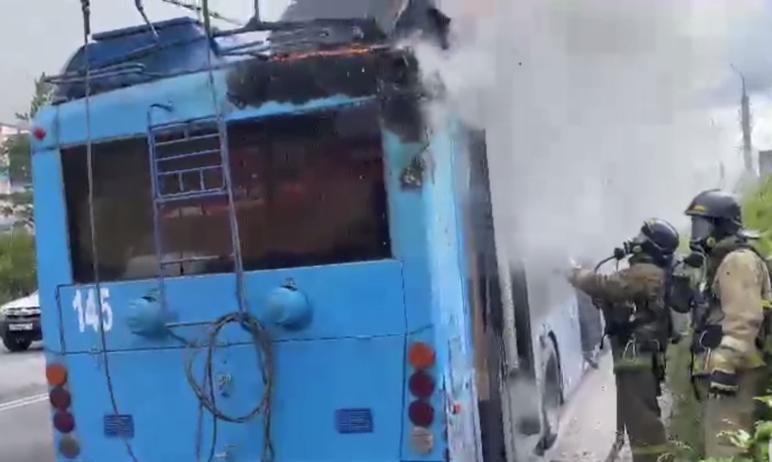 В Миассе (Челябинская область) сегодня днем, 19 июня, на ходу загорелся троллейбус.

Пос