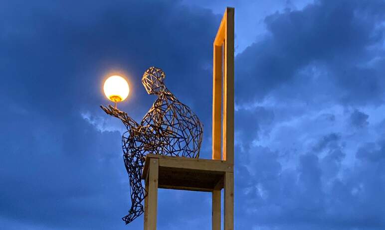 На Аркаиме (Челябинская область) появился Созерцатель: пятиметровая скульптура - сидящий на огром