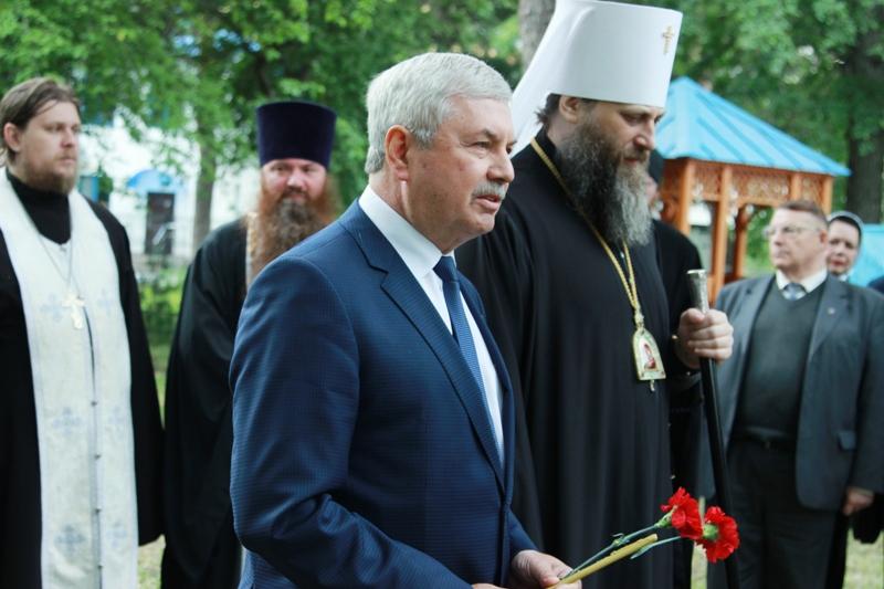 Фото В Челябинске открыли памятник благотворителю