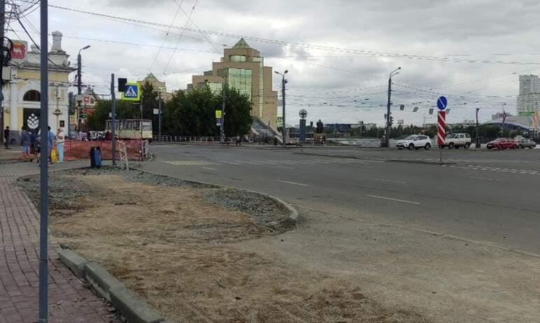 Фото Старинную мостовую на площади Ярославского в Челябинске временно законсервировали