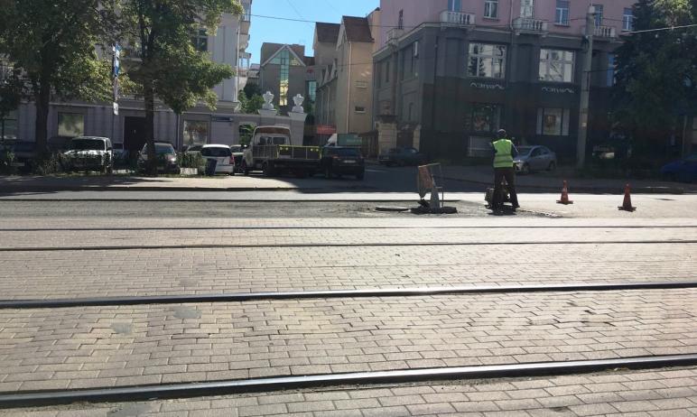 Фото В центре Челябинска только что положенный асфальт снова вскрывают