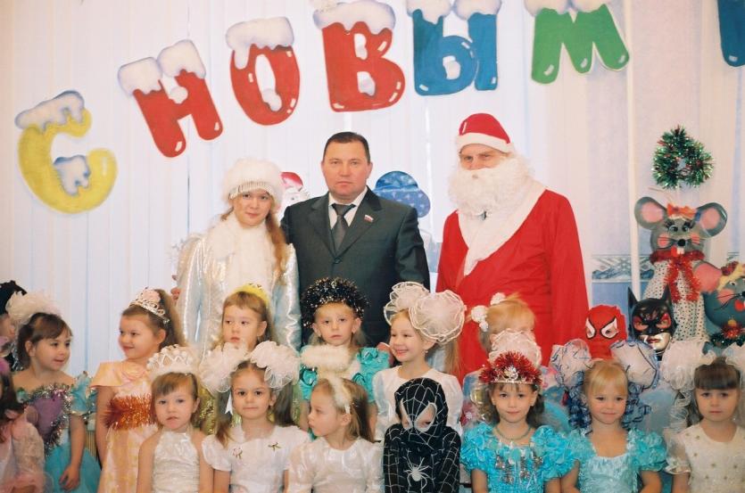 Фото Дошкольников Челябинска и их воспитателей поздравил с Новым годом депутат Виталий Паутов