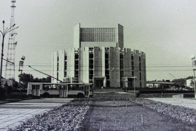 Фото Здание драмтеатра отмечает 35-летие
