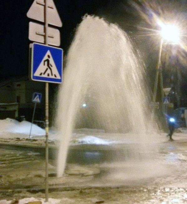 Фото В Челябинске забил коммунальный фонтан