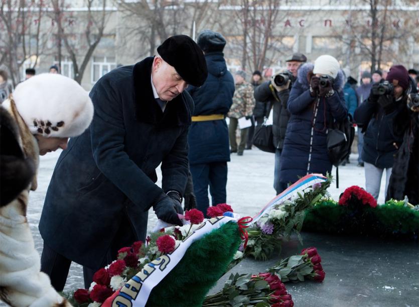 Фото Борис Дубровский возложил цветы к памятнику «Доблестным сынам Отечества»