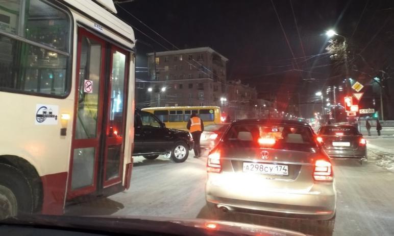 Фото В центре Челябинска маршрутку вынесло на встречку после ДТП