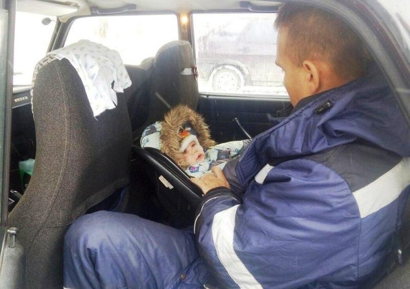 Фото В Озерске малыша оставили в запертой машине