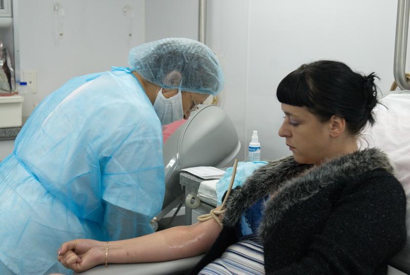 Фото Станция переливания крови с нетерпением ждет доноров на повторное обследование