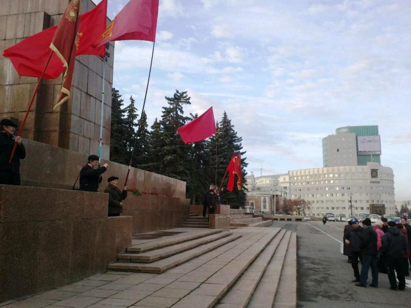 Фото Челябинские коммунисты отмечают 96-летие Октябрьской революции