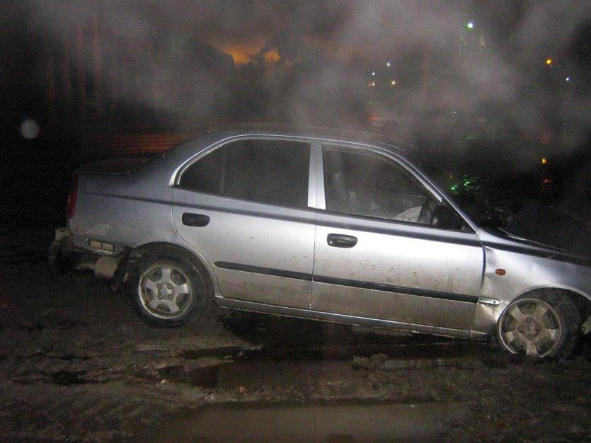 Фото На Копейском шоссе Hyundai врезался в бордюрный камень, есть пострадавшие