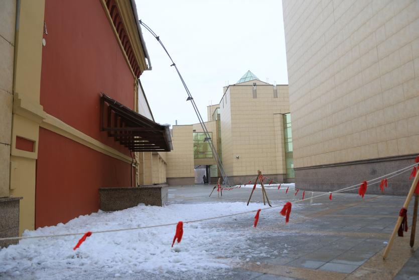 Фото Снежная лавина обрушилась с крыши музея в Челябинске