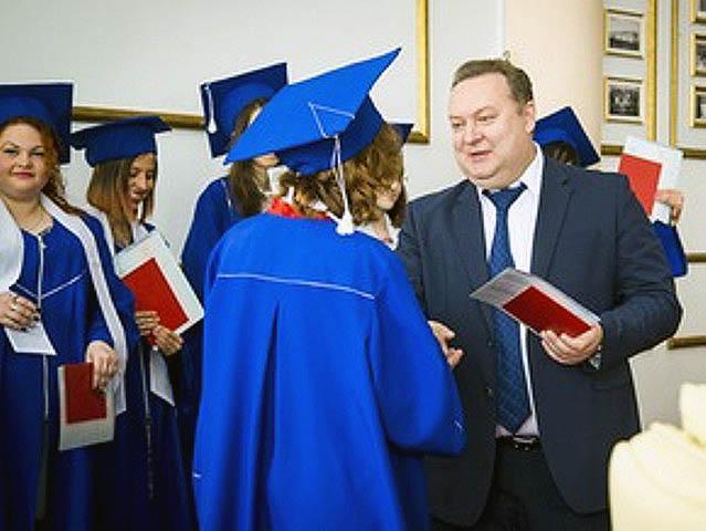 Фото Сергей Сушков вручил дипломы будущим ветеринарам