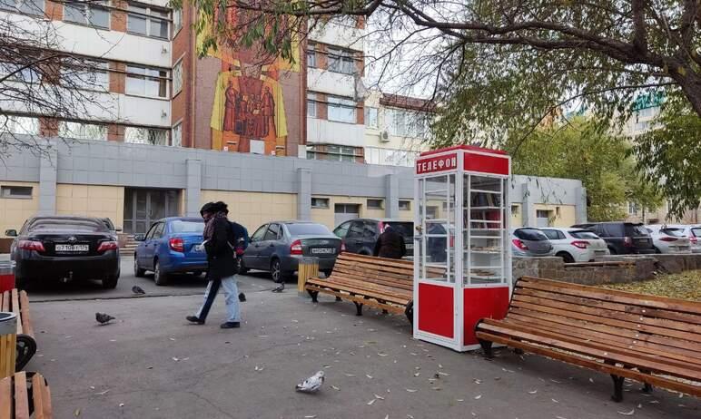 Фото В Челябинске появилась телефонная будка для книголюбов