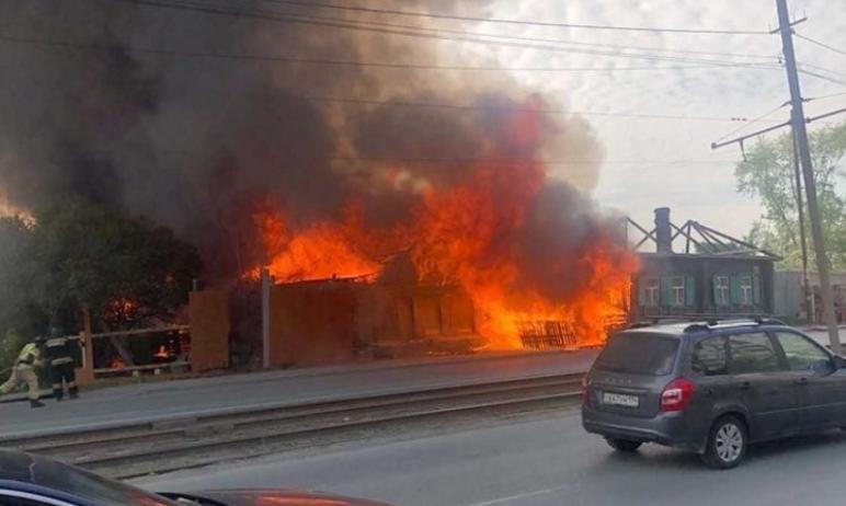 Фото В центре Челябинска сгорел заброшенный дом 