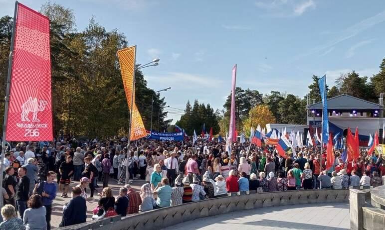 Фото «Своих не бросаем: митинг-концерт в поддержку референдумов объединил тысячи челябинцев