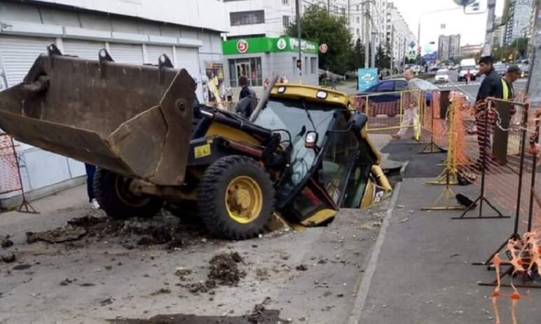 Фото В Челябинске при проведении коммунальных работ трактор провалился под землю