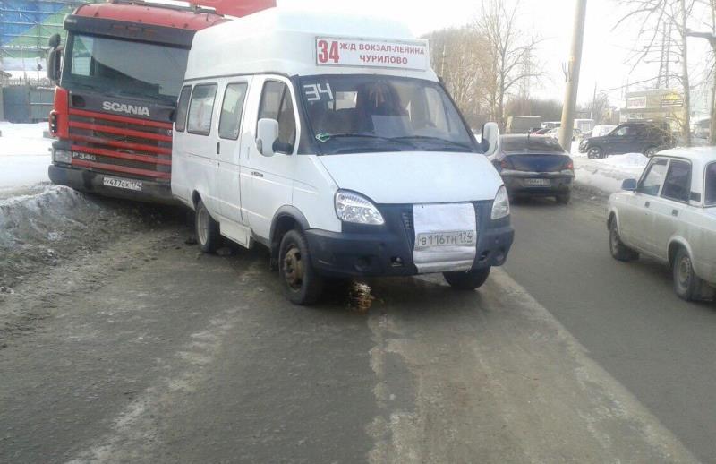 Фото В Челябинске грузовик врезался в маршрутку, пострадали два ребенка