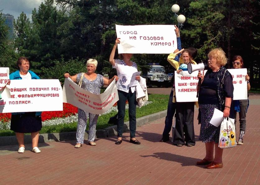 Фото В Челябинске жители Ленинского района провели митинг против уплотненной застройки, инициированной депутатом ЗСО Шафигулиным