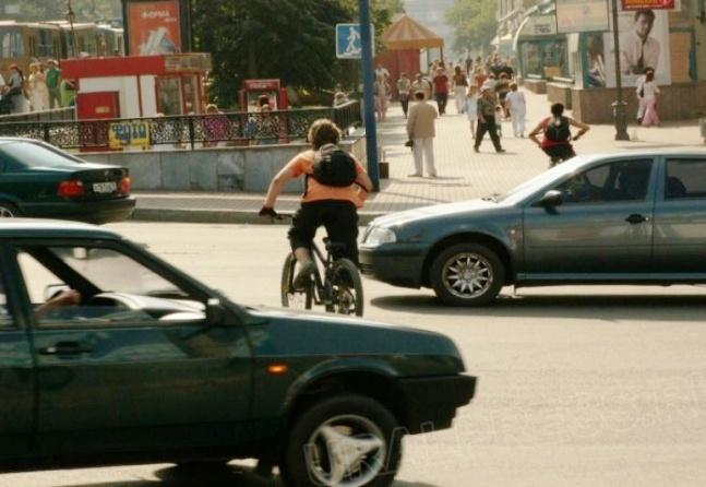 Фото В Челябинске молодой водитель «Фольксвагена» наехал на 40-летнего велосипедиста