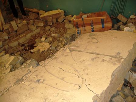 Фото Челябинские рабочие осуществляли демонтаж стены с помощью лома и маленькой кувалды