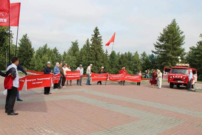 Фото Челябинские коммунисты провели пикет в поддержку населения Украины, а также независимости российских товаропроизводителей